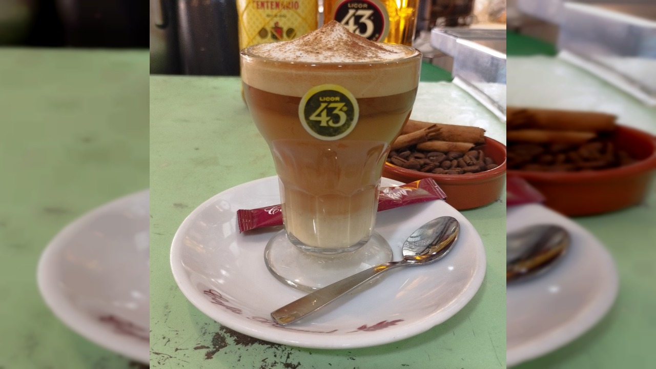 Café Asiático tradicional de Cartagena con Licor 43 y quesos artesanos