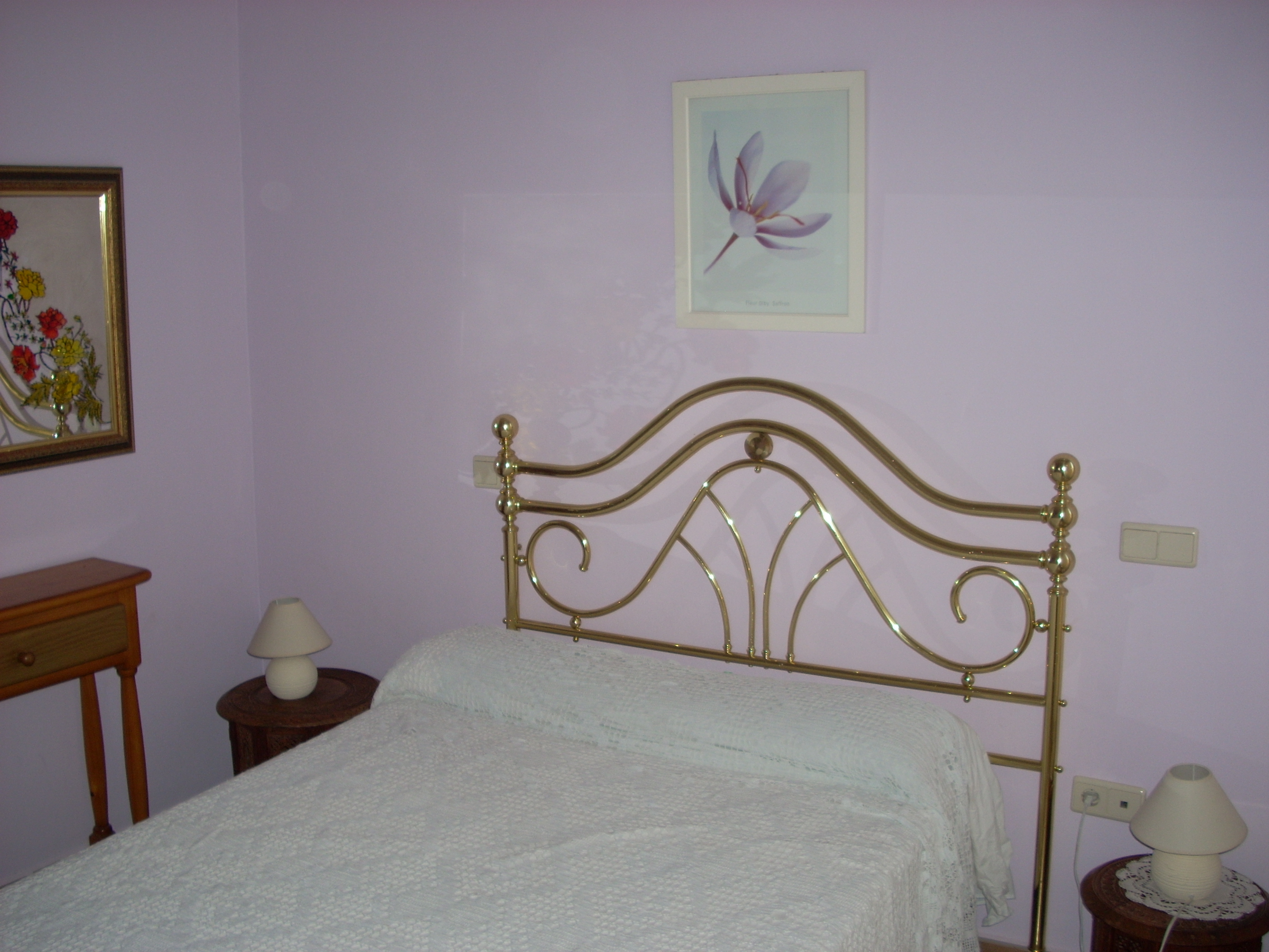 Dormitorio acogedor con suelos tradicionales de pueblo